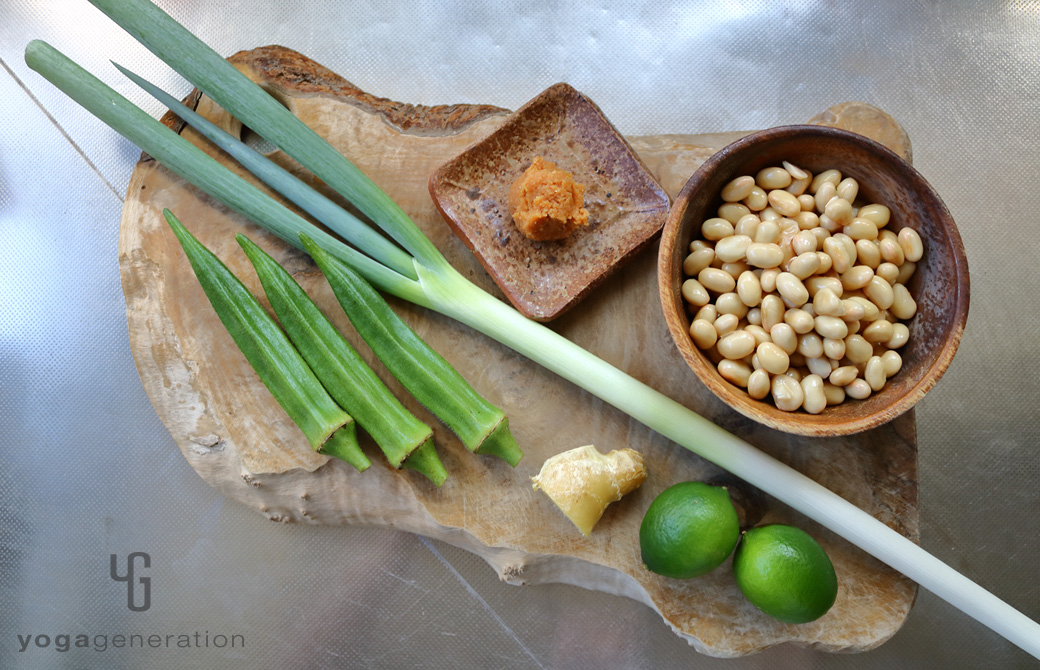 木製カットボードの上の材料