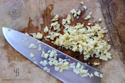 ショウガを粗みじん切りにする