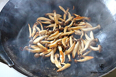 しめじを炒めているところ