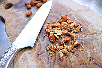 アーモンドを砕いているところ