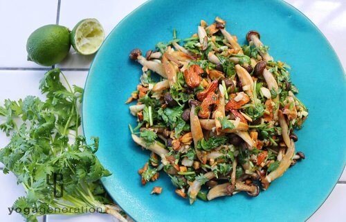 ターコイズのお皿に盛り付けたシメジとアーモンドのナンプラー・サラダ