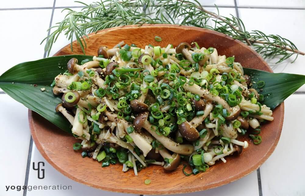 スパイスとハーブ香る、シメジとエノキ茸のガーリック炒め