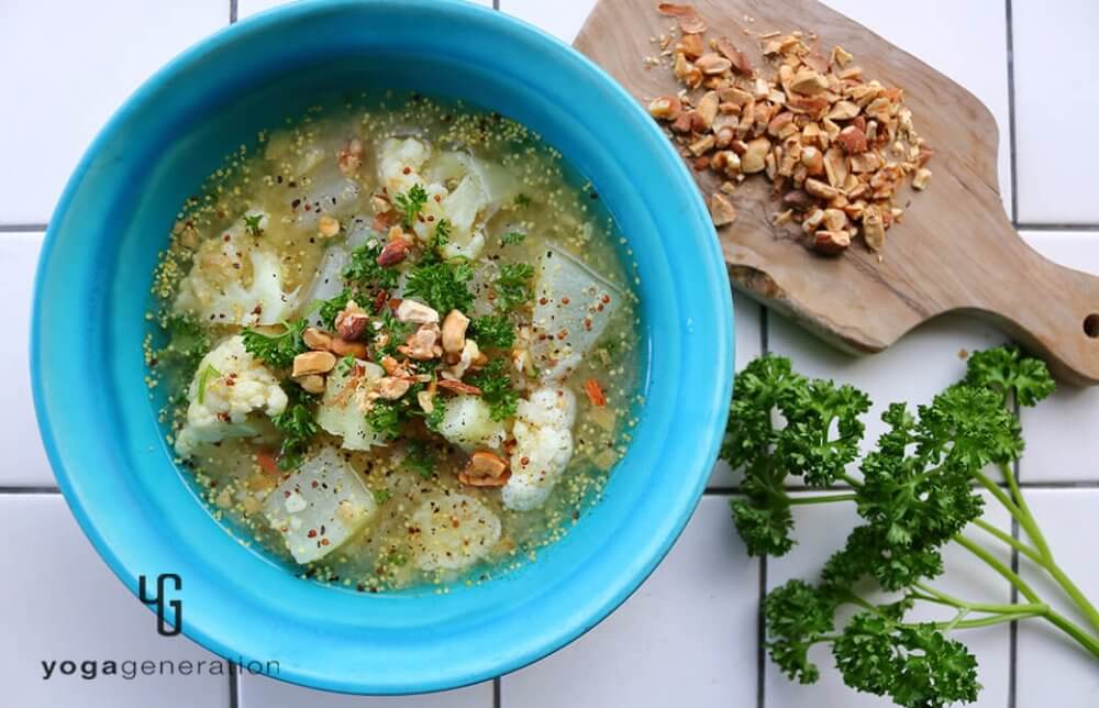 冬の旬野菜で体ぽかぽか！大根とカリフラワーのマスタード味噌スープ