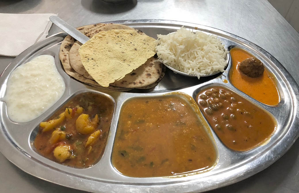 サトヴィックな食事を提供するリシケシのターリー・アシュラム