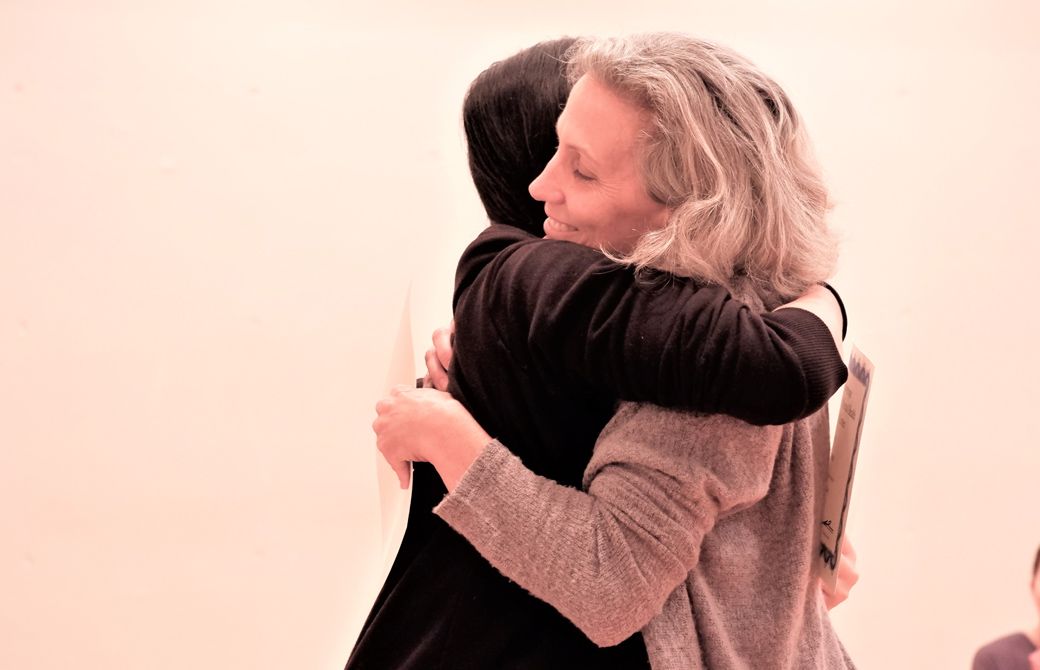 微笑みながら生徒さんと抱き合うマリア・カースティン