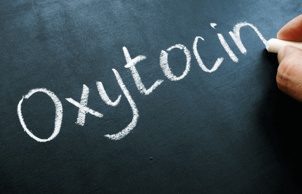 黒板に書かれたオキシトシンの文字