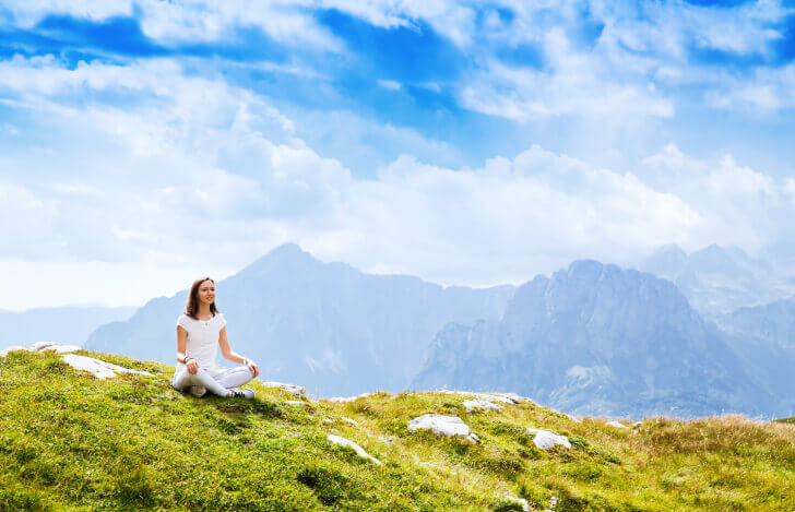 大自然で瞑想をする女性