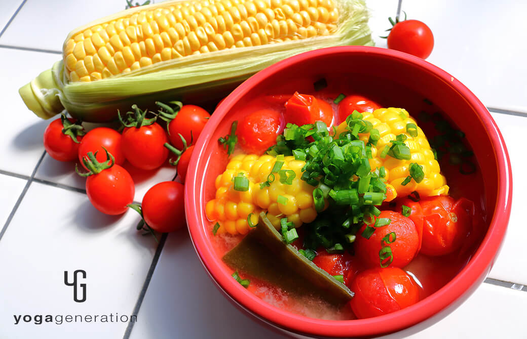赤い器に盛り付けたトウモロコシとトマトのお味噌汁