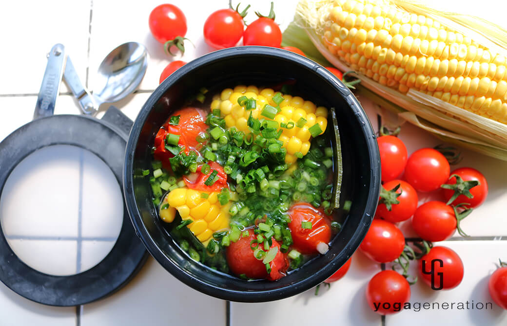 お弁当にも最適!トウモロコシとトマトのお味噌汁