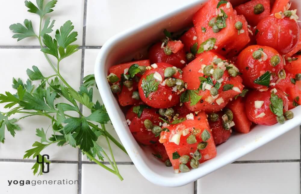 スイカとトマトのガーリック・ケイパー・サラダ