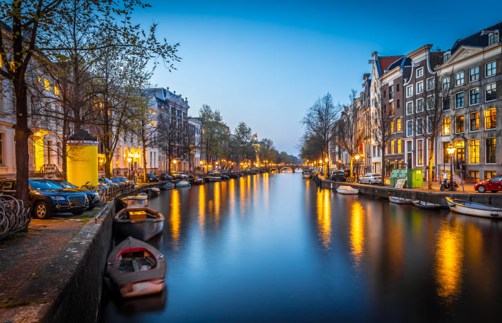 街の明かりが川の水面に映るオランダ