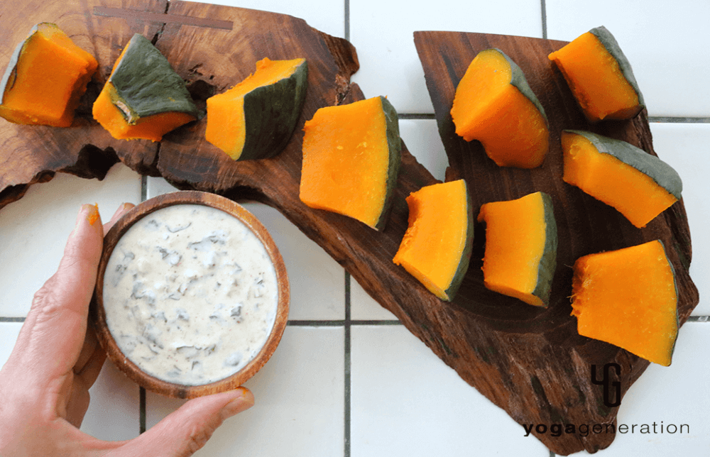 スパイシーヨーグルトソースで楽しむ蒸しカボチャ