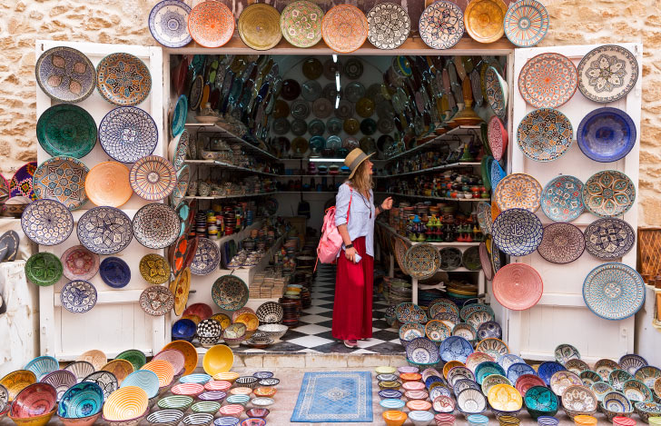 モロッコの雑貨屋の入り口に立つ女性