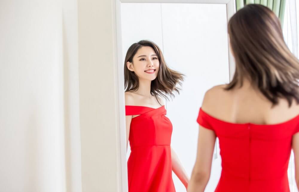 鏡の前で笑う女性