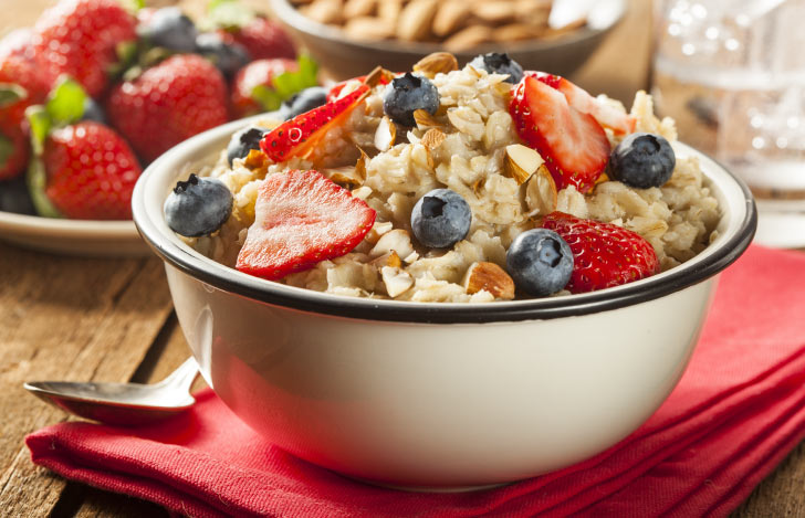 イチゴとブルーベリーとオートミールが山盛りに入ったボール