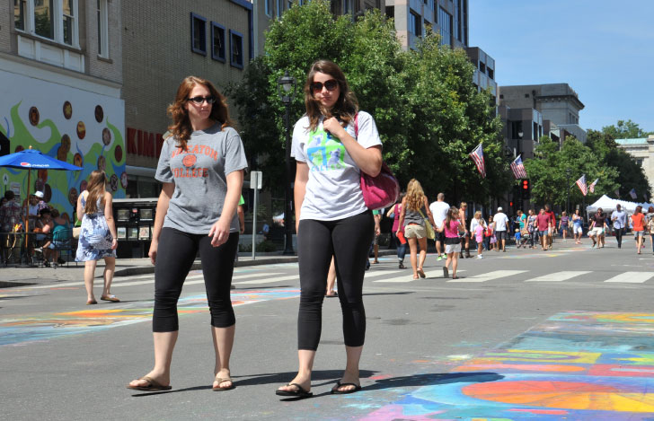 街を歩く黒いレギンスとTシャツ姿の二人の女性