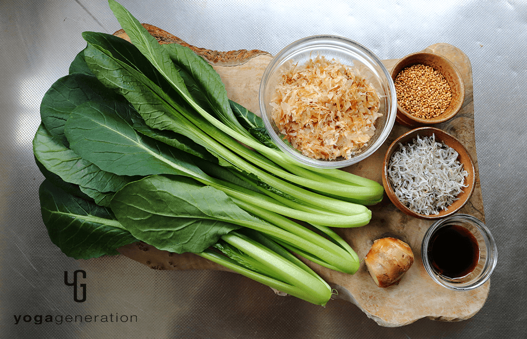 材料の小松菜やショウガ、チリメンジャコなど