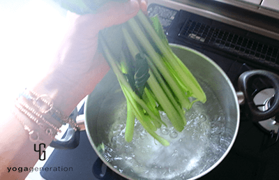 小松菜、根元から投入