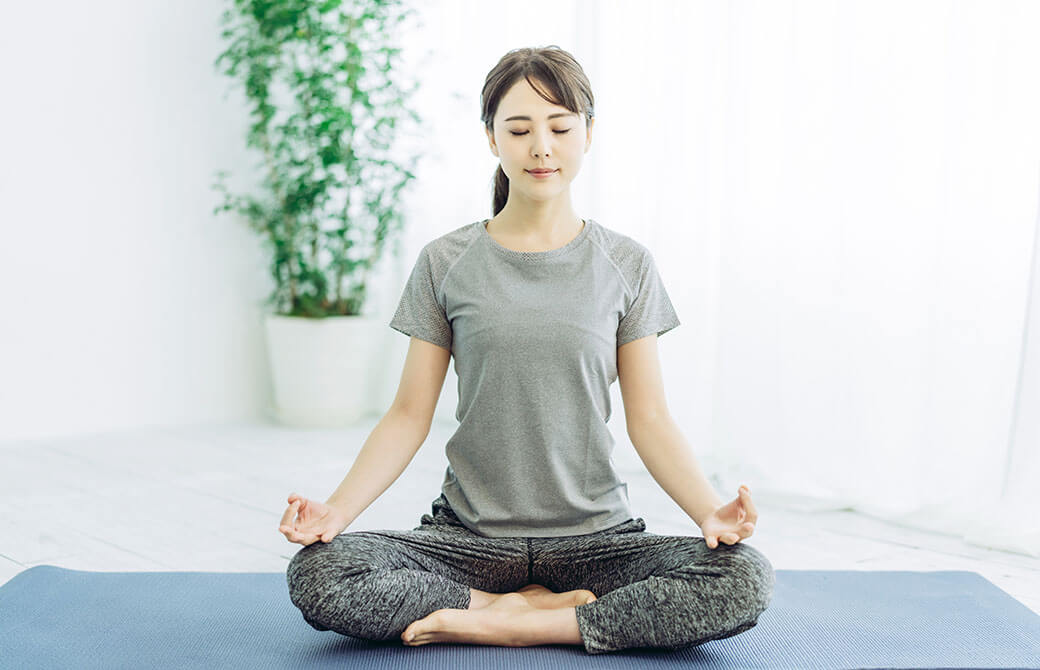 瞑想をする女性