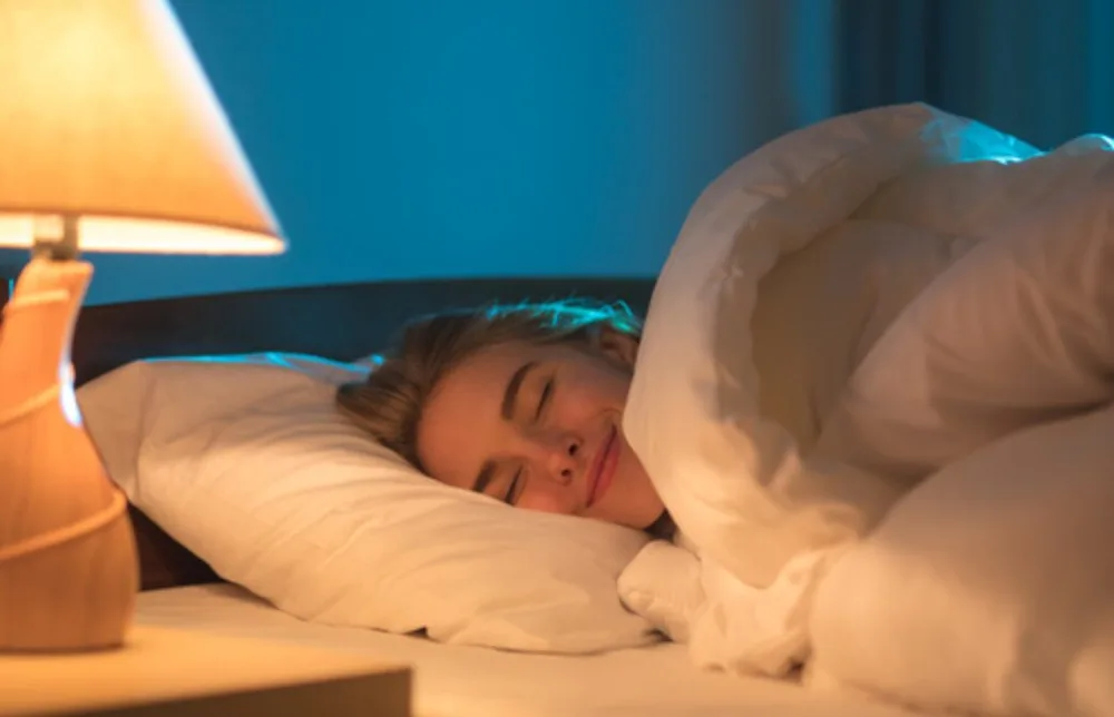 ベッドでおだやかな表情で眠る女性