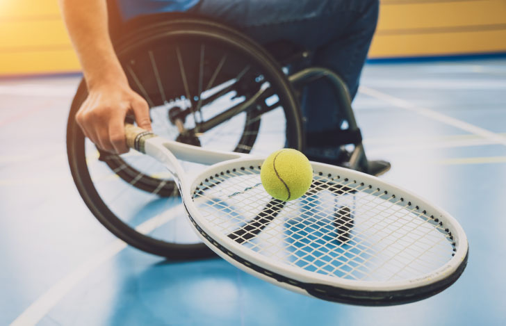 テニスラケットにボールを乗せる車椅子の選手