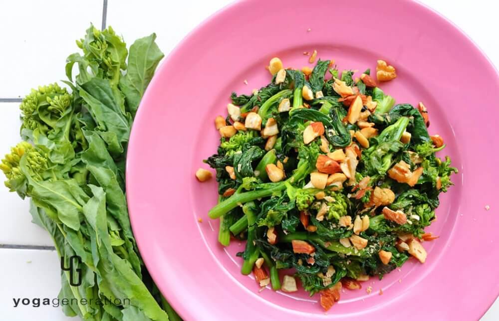 シンプル一番！菜の花と色々ナッツの塩炒め