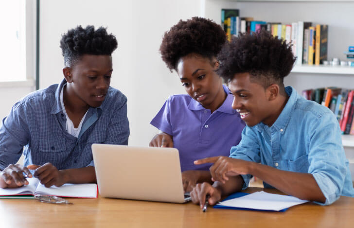 パソコンを覗き込むアフリカ系アメリカ人の学生たち