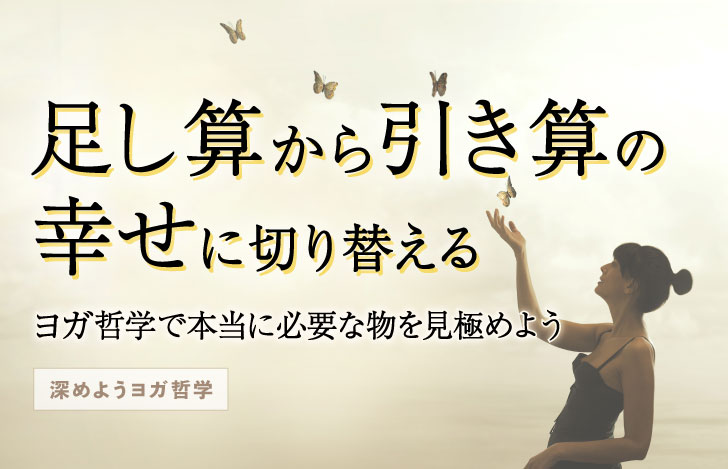 空に向かって手から蝶々を羽ばたかせる女性