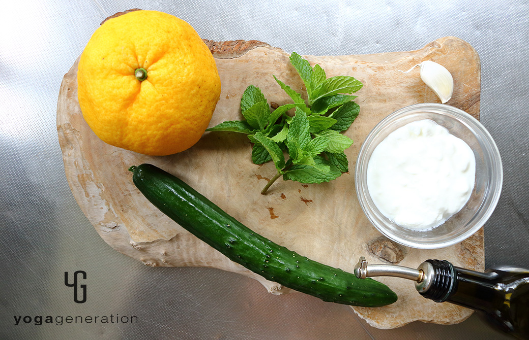 材料の夏みかん、きゅうり、ヨーグルトなど