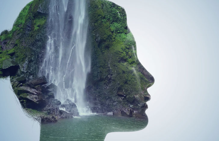 女性の頭のシルエットと美しい滝のダブルイメージ