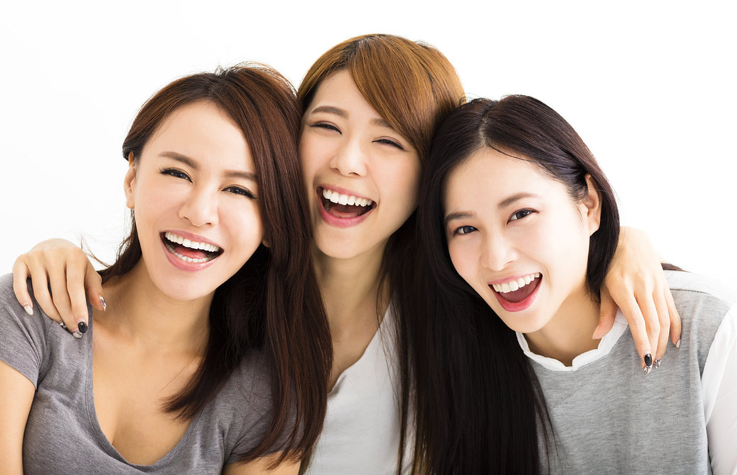 笑顔の若い女性3人