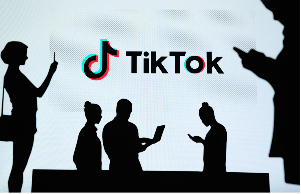 携帯を持つ男女5人と、TikTokのロゴ
