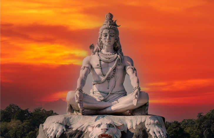 岩山に座って瞑想するシヴァ神の像