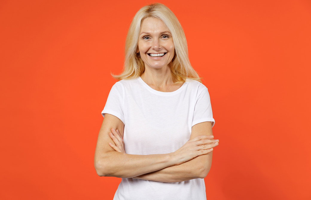 腕を組むシニア女性