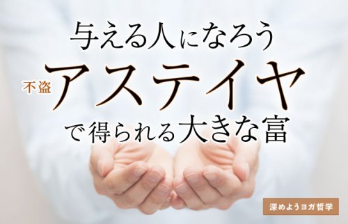両手を差し出す人の手元