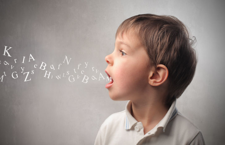 言葉を発する少年の横顔とアルファベットのグラフィック