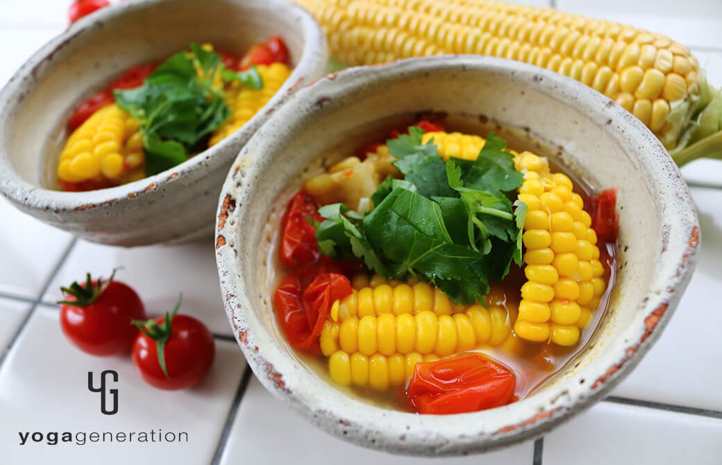 白い器に盛り付けたトウモロコシとトマトのアジアン酸っぱ辛スープ