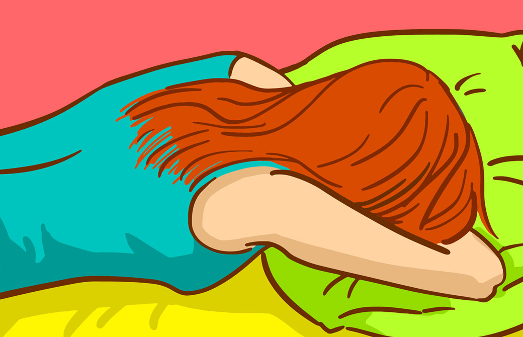 うつ伏せで眠る女性