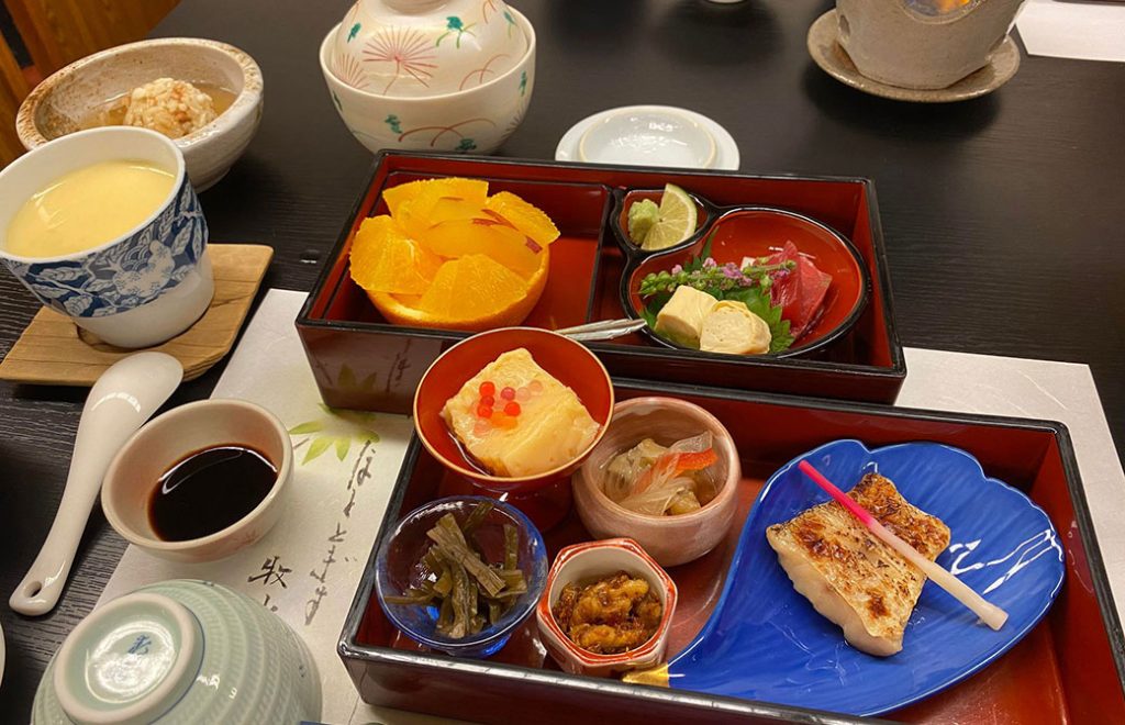 夕食のお膳は2日目も豪華…！ハワイから来たヨーコ先生にも喜んで頂けました。
