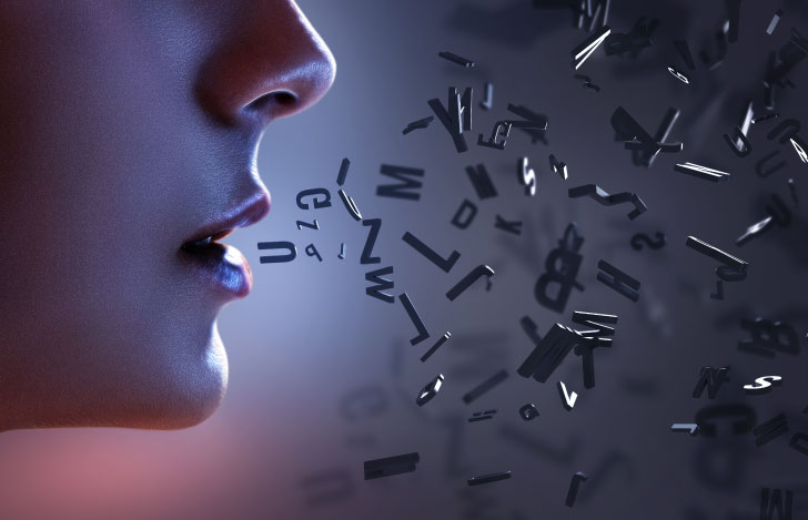 口元からアルファベットが発せられる様子