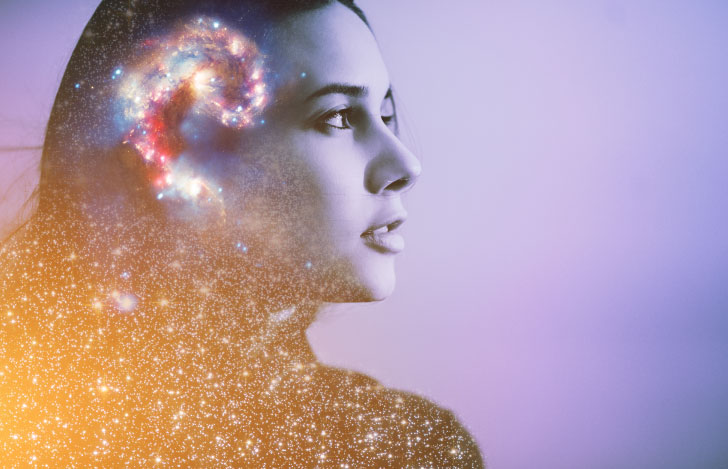 宇宙と女性の横顔のダブルイメージ