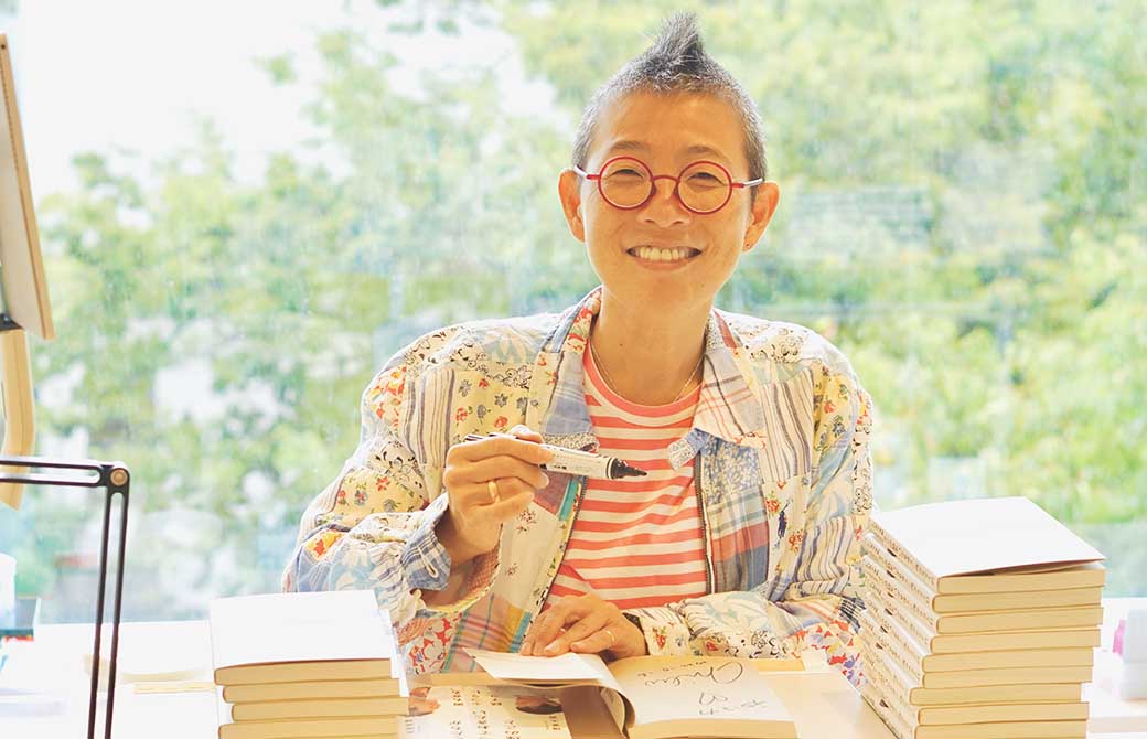 サインをする高尾美穂先生