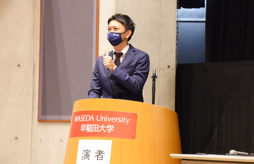 シンポジウムで発表する酒造博明