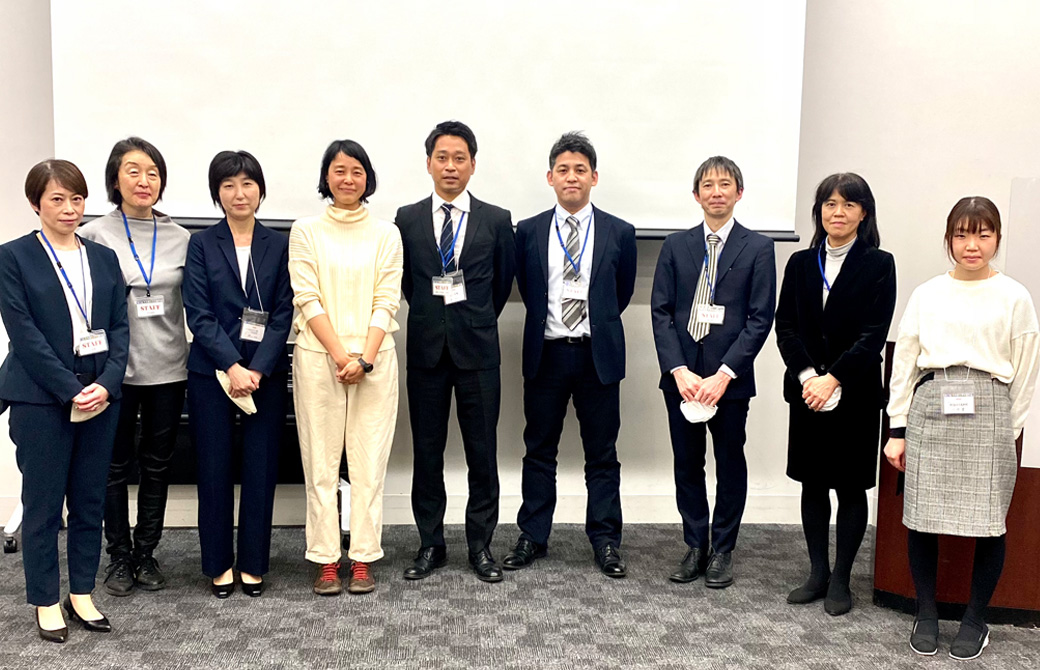 いずみ先生と東京都医学検査学会の参加者による集合写真