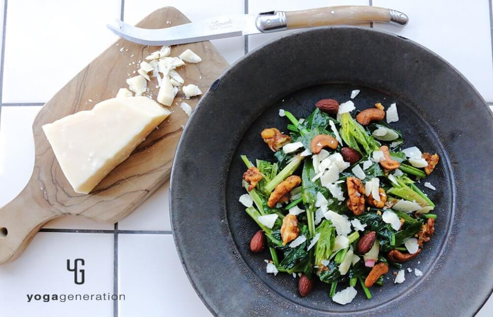 ホウレン草とスパイシーナッツのホットサラダ