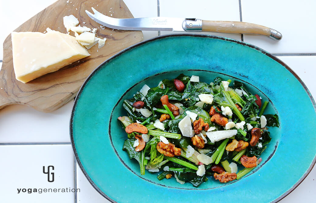 オーバル型のターコイズのお皿に盛り付けたホウレン草とスパイシーナッツのホットサラダ