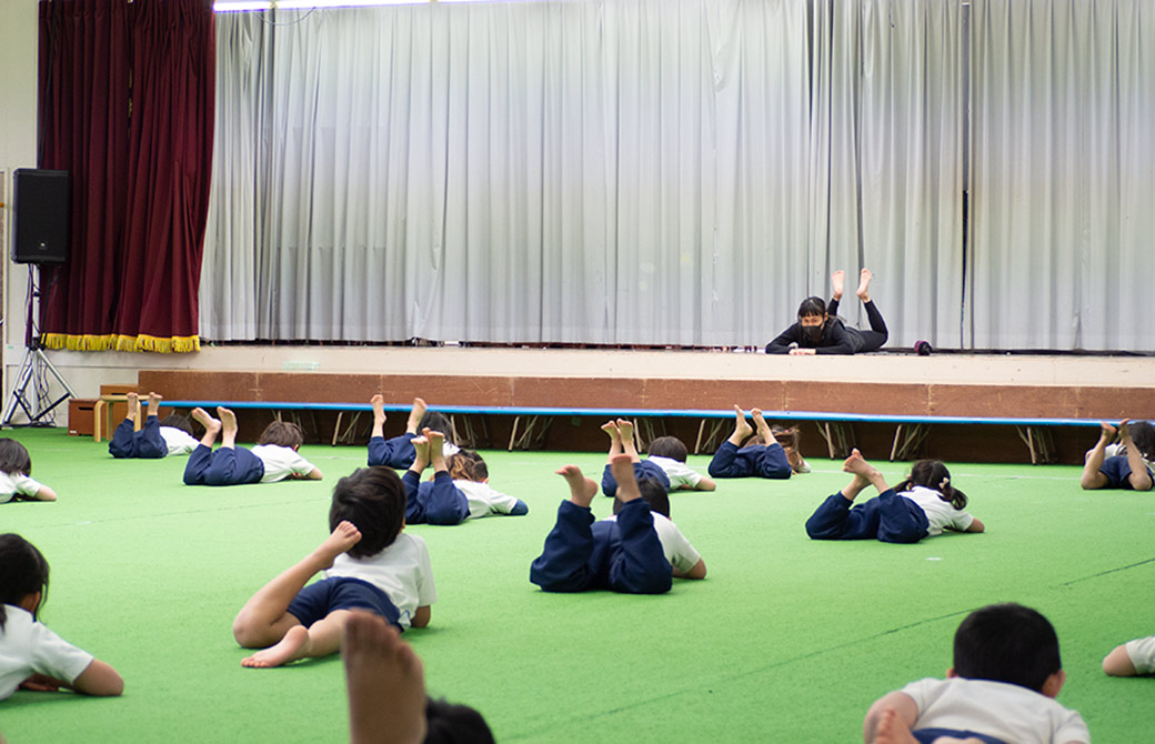 子供たちがまり子先生キッズヨガをしている様子