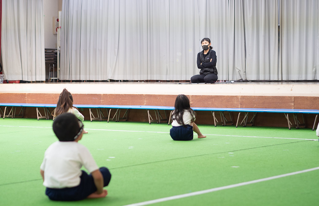 「皆調べてきてくれたかな？」と質問するまり子先生