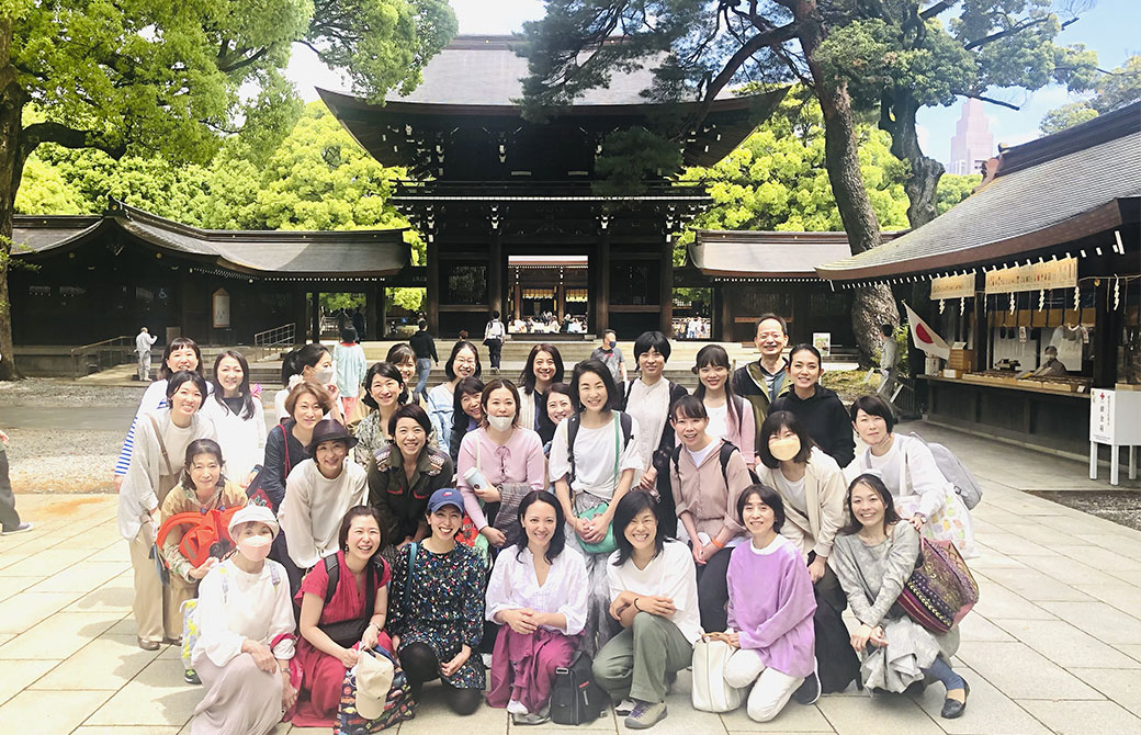 アーユルヴェーダ講師:福田真理先生とRYT200の卒業生