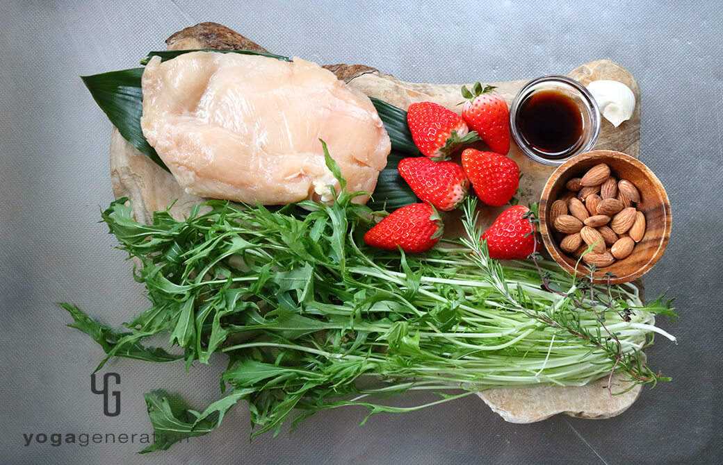 材料のイチゴ、水菜、アーモンド、鶏ムネ肉など